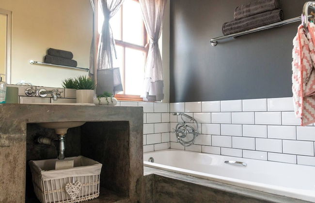 Serene Langebaan Getaway With Garden Views - Photo 28