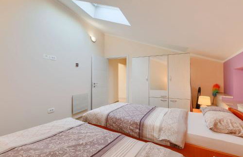 Modernes Apartment mit traumhafter Aussicht, Pool, Privatparkplatz, WiFi - Photo 26