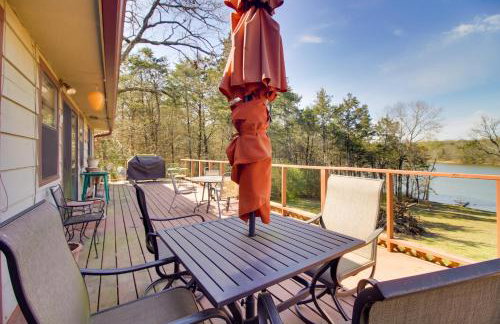 Dock and Water-View Deck Home on Lake Dardanelle - Foto 1