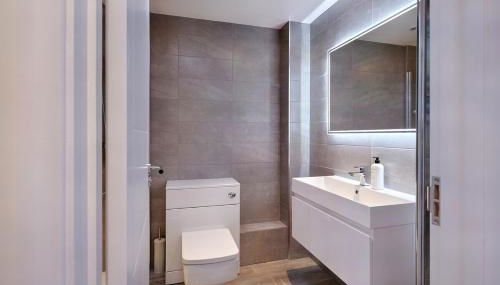 2022 Two Bed Stylish House Near Beach - Foto 5