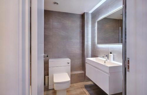 2022 Two Bed Stylish House Near Beach - Foto 5