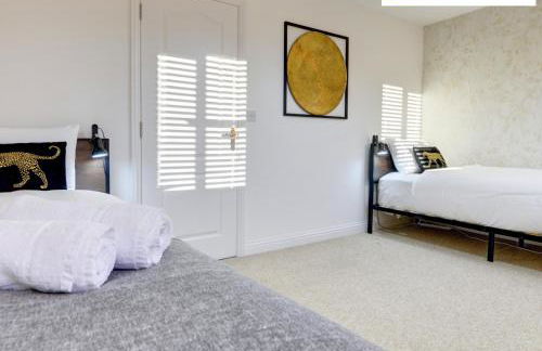 LARGE 4 Bedroom Semi-Detached House Sleeps 7 By Klarok Short Lets & Serviced Accommodation - Foto 8