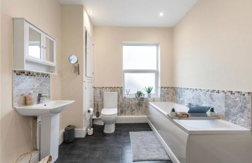 Spacious 6-Bed with Pool Table Desks in every room - Foto 6