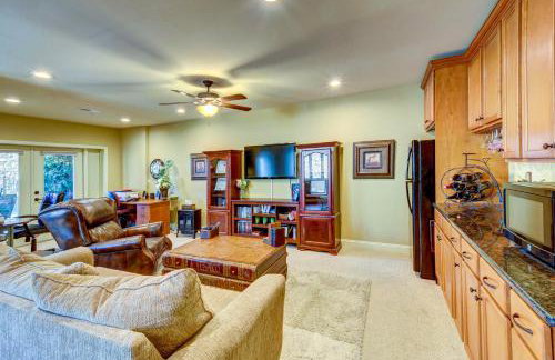 West Union Townhome with Patio and Lake View - Foto 25