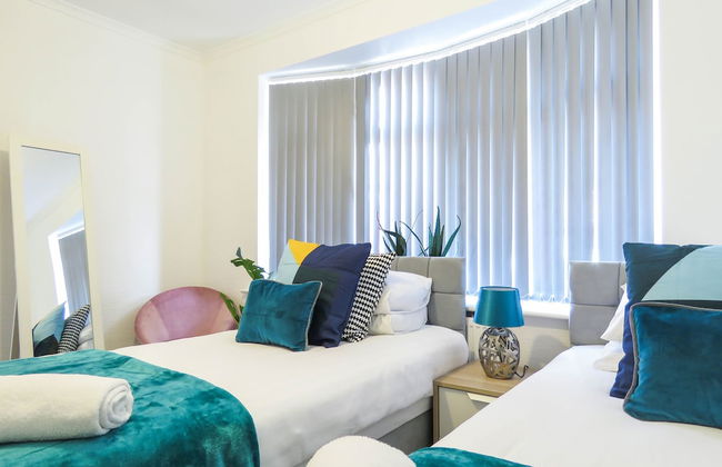 Tudors eSuites 4 Bedroom House with Garden & 9 Beds - Foto 6