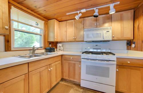 Pet Friendly Mullett Lake Cabin with Dock! - Foto 10