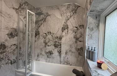 Charming 3 BR - NEC HS2- Long Stays Wifi Parking Airport - Foto 5