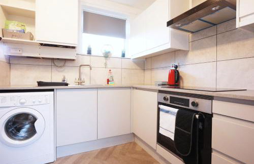 Highfield House by N and N Stays, Perfect for Contractor and Corporate Stays 2 Bed House with Free on street Parking - Photo 6