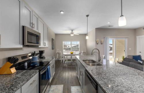 Modern 2BR & 2BA Condo with Garage & Patio - Foto 11