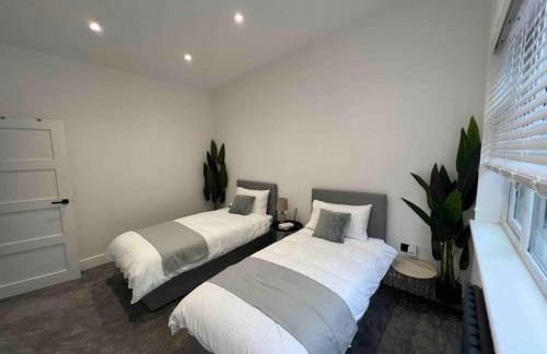 The Baglan Bungalow M4 Access in 1 min - Photo 3