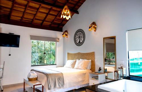 Chalé Canto do Galo 1 - Hidro da Jacuzzi, Lareira Ecológica, Cozinha Completa, Wi-Fi 80mbps, próximo a comércio local e relaxando ao som do riacho - Photo 25