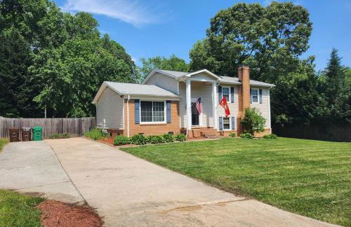 Theater, heated pool and hot tub near HPU and Furniture Market - Foto 6