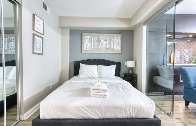 Yorkville Modern 1 Bedroom Suite Toronto - Photo 4