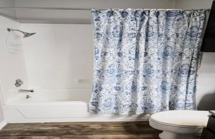 Spacious Poolside Oasis with Easy Access & Parking - Foto 8