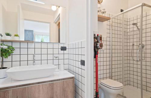 GuestHost - Lake Como Studio with Balcony & Parking! - Foto 9