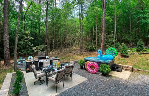 Waterfront A-Frame Cabin w Hot Tub, Outdoor Kitchen, Firepit Near Hiking & ATV Trails - 10 mins to Helen, GA - Foto 1