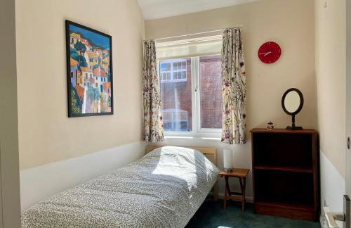 Farnham Haven: Unique Home with Courtyard - Photo 11