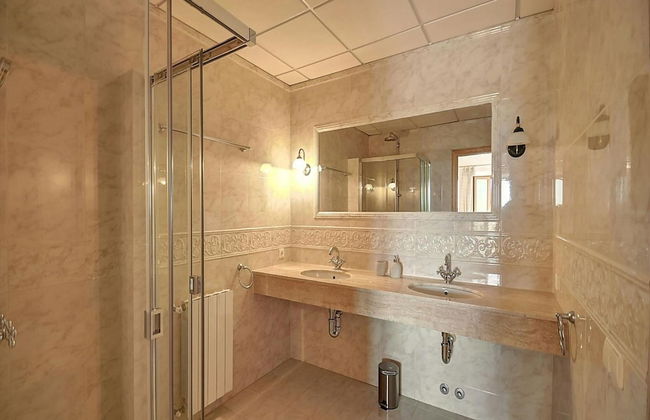 Exquisite Villa With Views - Photo 18