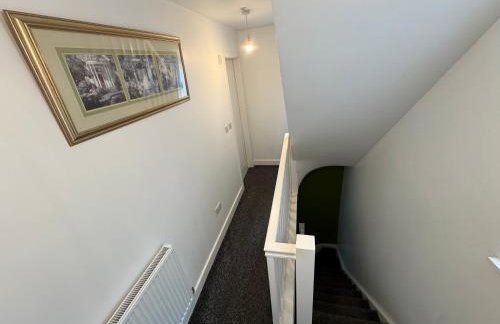 Modern 3- Bed Holiday Home - Private Parking Sleeps 10- 2 Min M62 - Foto 25