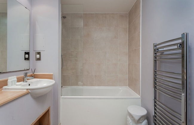 Bright and Stylish Kennington Gem - Photo 21