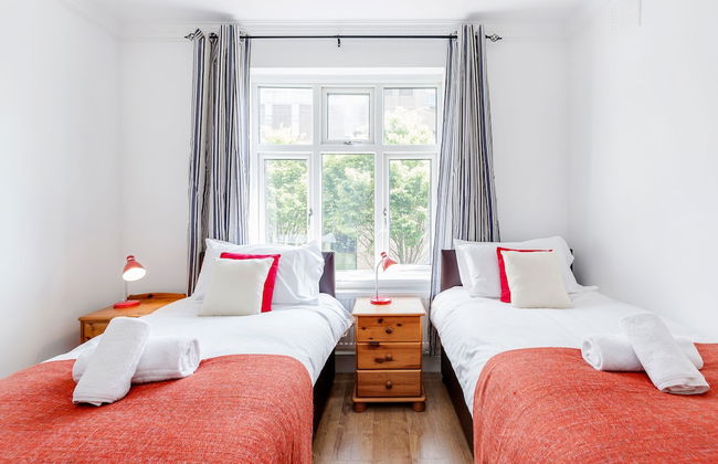 Charming 3-bed Apartment in Romford - Photo 2