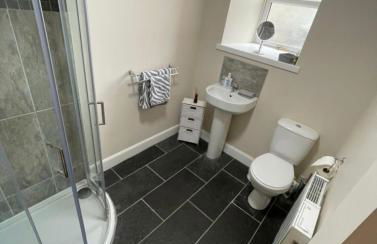 Central 2BR Apartment - Sleeps 4 - Parking & Pets - Coast Serviced Apartments - Enquire for Trade & Long stays - Photo 8