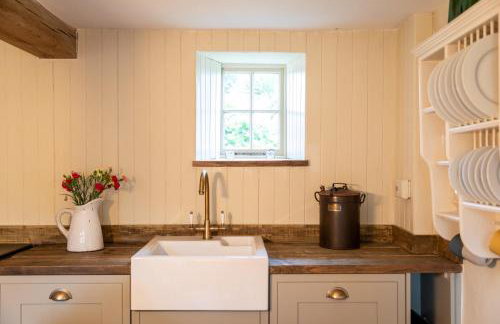 Finest Retreats - Islip Mill House - Beautiful Riverside Home - Photo 14