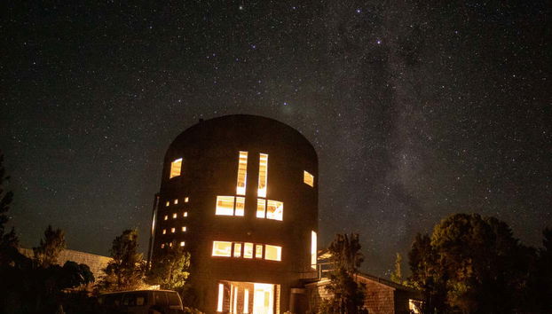 El lodge del Parque Tepuhueico iluminado