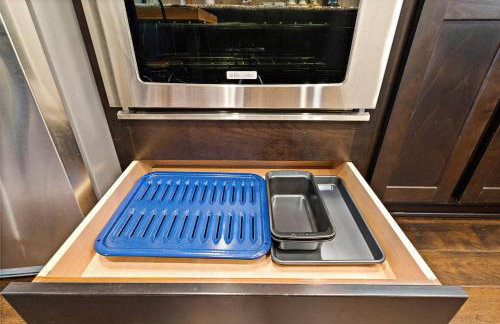 Nr DT, Med Center, Midtown Sleeps 16 Game Room - Photo 15