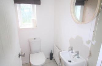 3 Bed Detached - Sleeps 5 - Private Garden & Parking Plus Garage - Quiet Cul De Sac Location - Dog Friendly - Fast Wifi - Close to Motorway Access - Foto 17