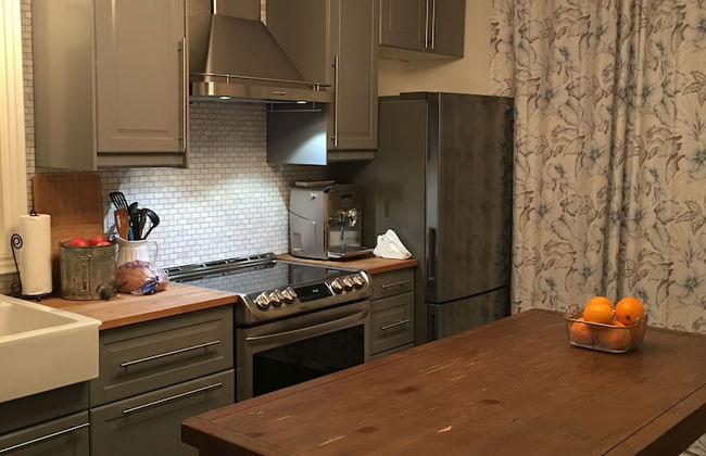 Beautiful 4BR Downtown House, Sleeps 10 - Photo 16