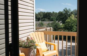 Quiet Creekside Walk to Downtown - Foto 28