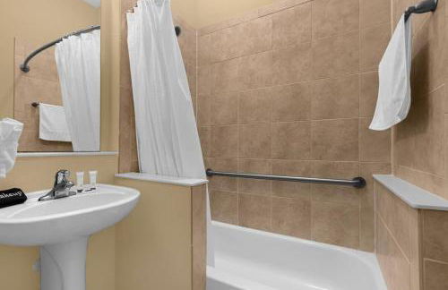 Cozy & Elegant 4BR Enchanted Townhouse - 1 Mile to Disney with Resort Pool, Gym, & Jacuzzi - Photo 25