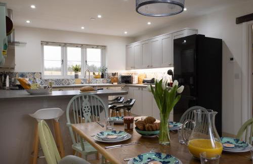 Family Country Cottage with Stunning Mountain Views - Photo 9