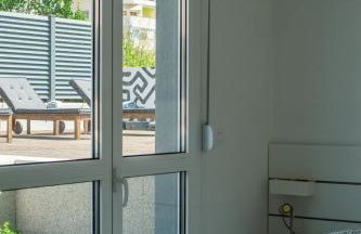 Cozy seaside apartment with private pool & terrace - Foto 42