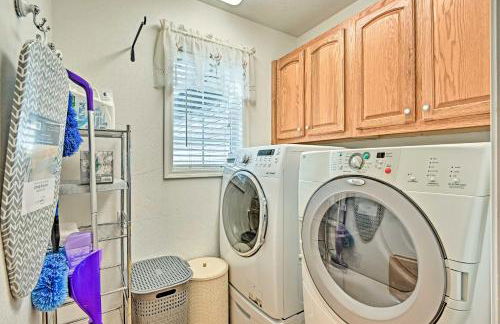 Near Trails, Lakes and Golf Pinetop Home with Deck - Foto 19