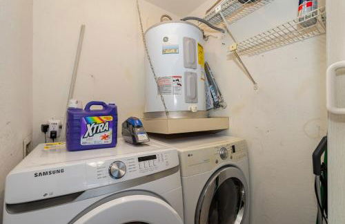 Serene Zen King Bed Condo - Half Mile from Beach - Foto 12