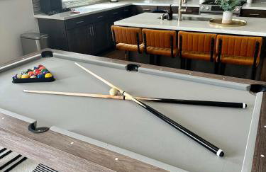 Luxury Downtown Home w Rooftop Deck in the Skyline - Photo 29