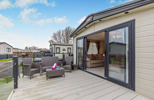 Binky Lodge Stylish Cosy 3-Bedroom Holiday Lodge Hoburne Naish Barton on Sea - Photo 19