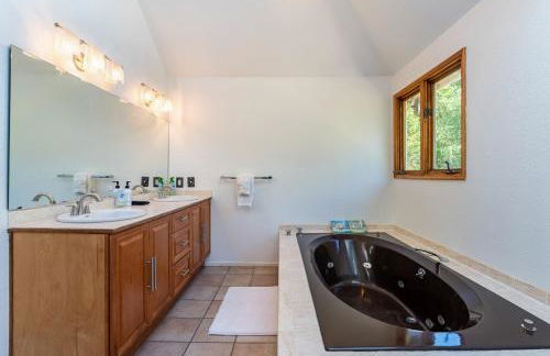 Spacious 3BR Redmond Home with Fireplace & BBQ - Foto 30