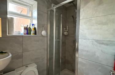 1st Studio Flat With full Private Toilet And Shower With its Own Kitchenette in Keedonwood Road Bromley A Fully Equipped Independent Studio Flat - Photo 67