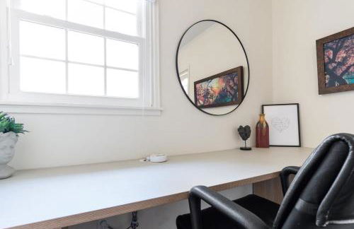 Enchanting 3BR Cottage Close to Downtown - Foto 19