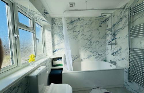 Modern 4BR House with Parking, 8 Mins to Gatwick Airport - Foto 52