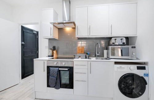 Luxurious 1 Bed Serviced Apartment with Wi-Fi - Photo 64