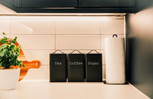 Modern Central 2 Bed Apartment with Parking - Photo 14