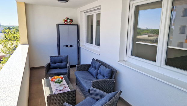 Modern Oasis With Terrace - Photo 3, Property grounds