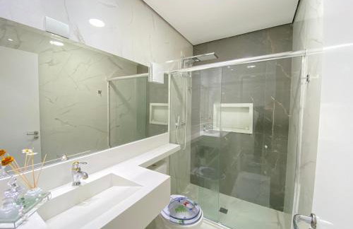 Fabuloso flat 241, Amarílis, Riviera de São Lourenço 3 Piscinas climatizadas carregador veiculo eletrico 2 quartos sendo uma suíte internet 500mb Adega, cozinha equipada completa, serviço de praia fim de semana limpeza trocas de toalhas, - Foto 10