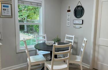 The Blue House- Backyard, grill, pets welcome - Foto 12