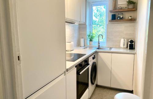 Newly refurbished 2 BR Apartment in South London - Photo 38