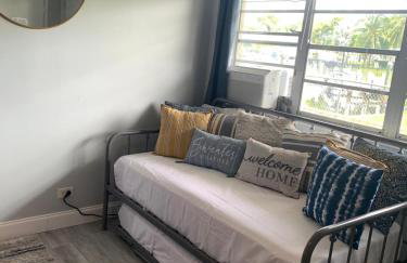 Walk to the beach, Studio, with Pool and FREE Parking - Foto 16